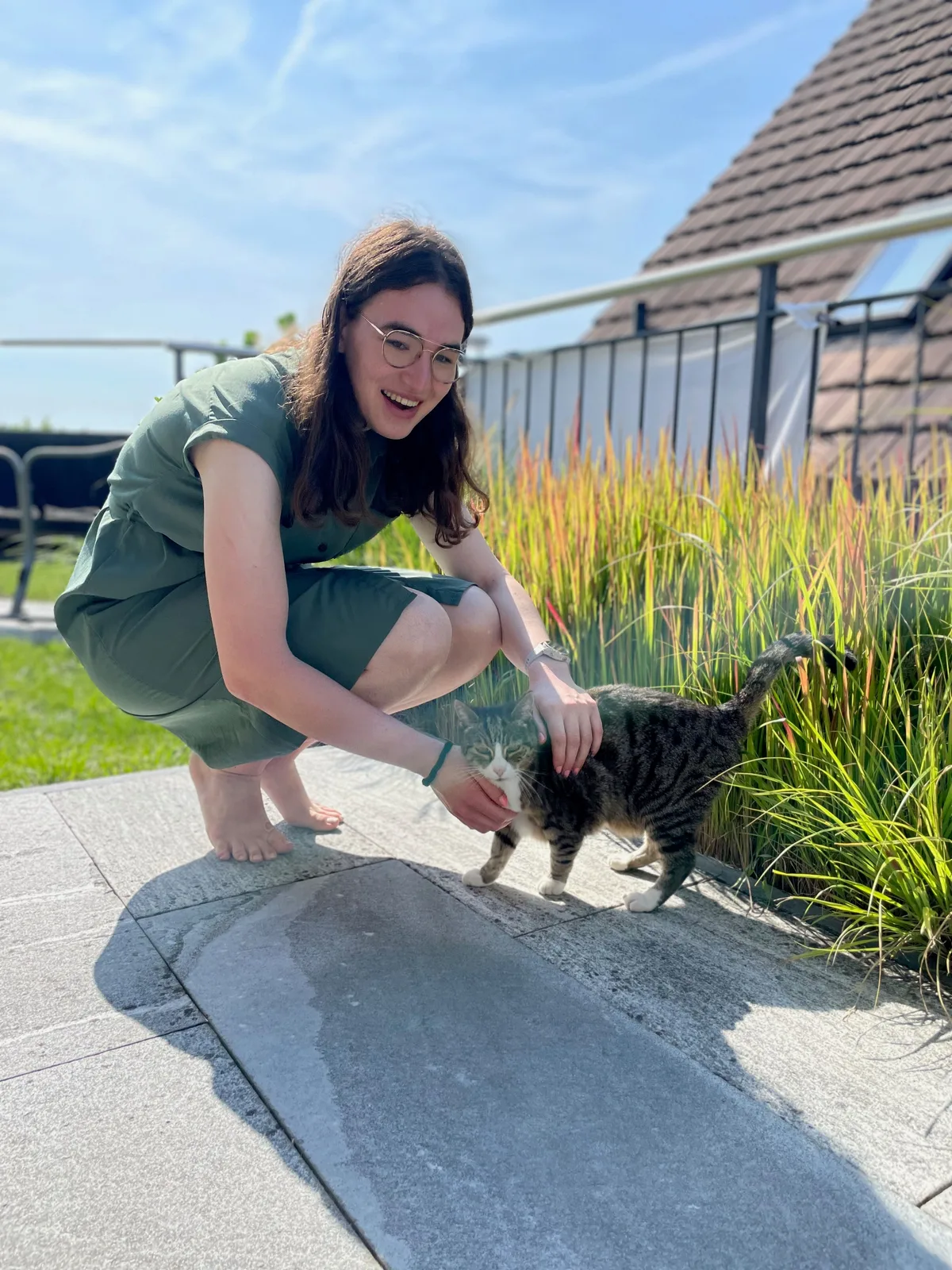Michelle Halbheer sagt, dass es bei ihr persönlich von der ersten Sprechstunde bis zur ersten Operation zwei Jahre gedauert habe. (Archiv) Eine junge Frau streichelt eine Katze.